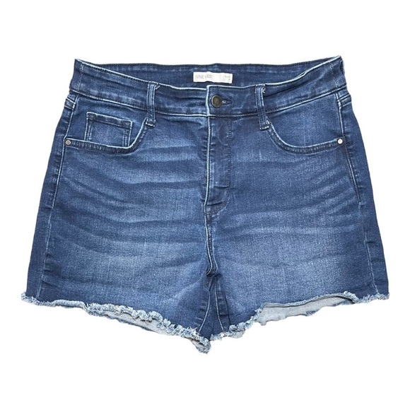 NINE WEST, WOMENS DENIM SHORTS. NEW CONDITION. SIZE 10. - Picture 1 of 4